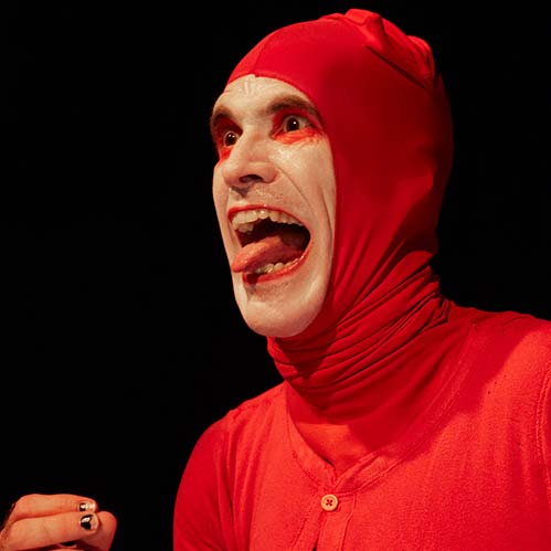 bouffon-clown, Red Bastard, fills the theatre with madness.